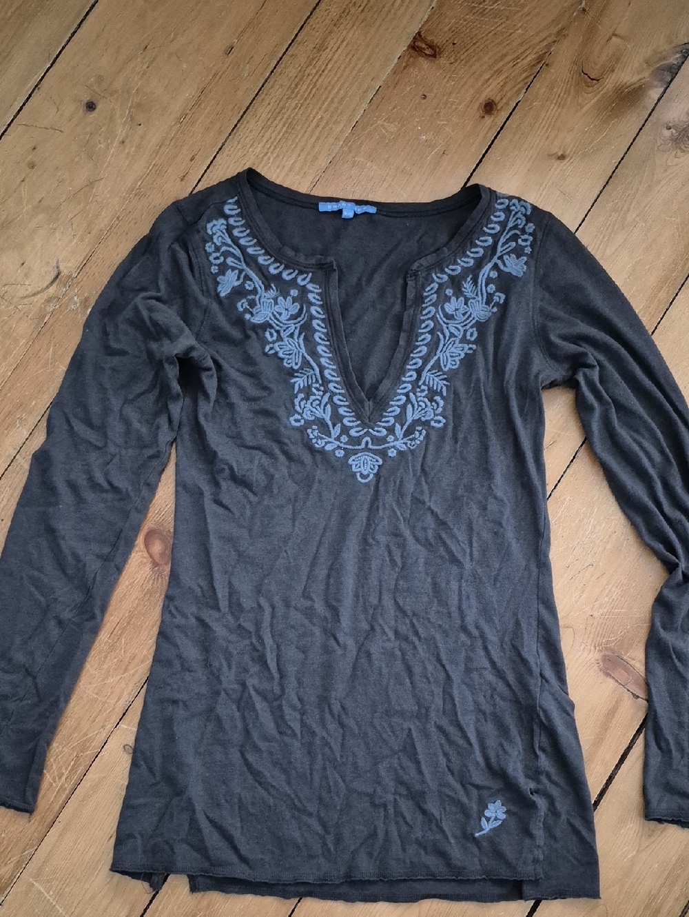 Smart Set Black Long Sleeve V-Neck Top with Blue Embroidery